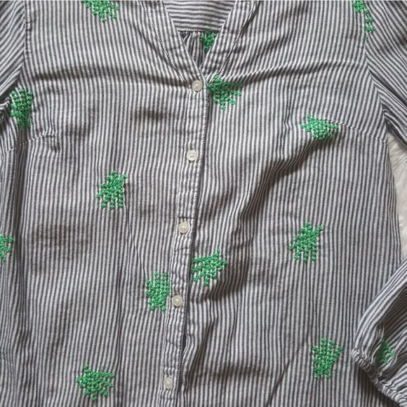 Crown and Ivy blue and white striped with green embroidery button down top Sz XS - Picture 2 of 7